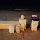 Garrafas de 25 litros aparecidas en el Paseo Mártimo de Almería.