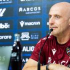 Un entrenador que vive feliz con la presión de ser primero de la fila.