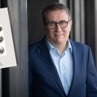 El escritor Luisgé Martín y la cubierta de su libro ‘El odio’, publicado por Anagrama.