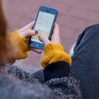 Un menor con un teléfono móvil.