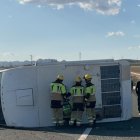 Autocaravana volcada en la vía.