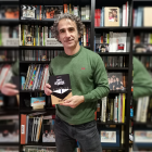 N. Darío Ortega, con su novela 'Dulce Castigo' en mano.