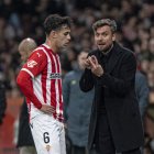 Rubén Albés en el partido frente al Almería en El Molinón.