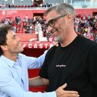 Rubi saludando a Jon Pérez Bolo en el Mediterráneo. El vasco estuvo 12 jornadas al frente del Burgos CF.
