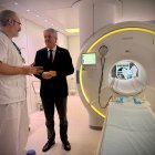 Bernardino Nieto y Juan de la Cruz Belmonte junto a una de las máquinas de resonancia del Poniente.