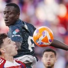 Dion Lopy en la jugada con Lucas Boyé, que marcó de penalti y fue un incordio durante todo el encuentro en Los Cármenes.