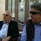 Francisco Cantalejo, en su solapa el escudo de oro de RNE, con su hijo José Ramón en la terraza del Círculo Mercantil de Almería.