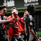 Rojas felicitado por sus compañeros tras anotar el gol de la victoria.