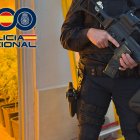 Uno de los agentes de la Policía Nacional custodia una d las plantaciones intervenidas.