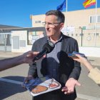 José Luis Sánchez Teruel, a la puerta de un colegio almeriense.