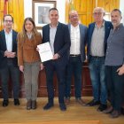 Autoridades antusas y responsables de la compañía tras la firma del acuerdo.