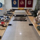 Muestra de las armas incautadas durante la operación.