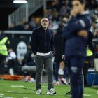 García Pimienta con las manos en los bolsillos en Mestalla.