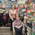 Loli Segura y su madre, Carmen Tortosa, en el interior de 'Segura Complementos'.