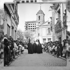 1967. La Virgen de los Dolores de la hermandad del Entierro en la Plaza de San Pedro con el horrible edificio de Simago creciendo detrás de la torre del templo.
