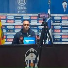 Vicente Mir se marcha cansado de escuchar las 'coplillas' de la grada.