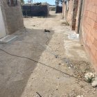 El cableado eléctrico en Atochares va por la superficie, desamparado ante la lluvia.