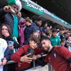 Los seguidores del Córdoba pueden tocar a sus futbolistas.