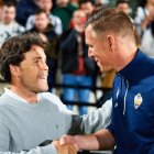 Rubi saludando a Plat en un partido que empezó bien para el Almería y terminó siendo una tragedia en Castalia.