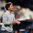 El entrenador ha perdido el rumbo y se aferra a su contrato.