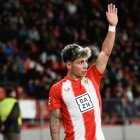 Nico Melamed levanta la mano y habla claro.