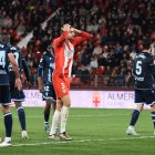 Édgar se lamenta en el Almería-Cádiz, el partido con el que se inició la racha de 16 jornadas seguidas sin ganar dos encuentros consecutivos..