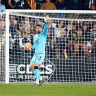 Luis Maximiano sigue aferrado a los palos y no abandona el marco.