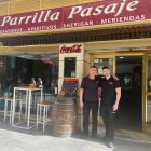 Esteban y su ahijado Antonio frente al bar Parrilla Pasaje.