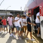 La foto tiene mucha historia. Fernando y aquel último Almería de Alfonso García rumbo a Almerimar para conocer a Turki.