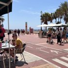 Ambiente en una de las terrazas del Paseo Marítimo de Almería a media mañana de este sábado.