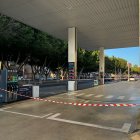 Las gasolineras permanecen sin suministro a primera hora de este martes.