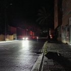Un vehículo circulando por la Avenida Cabo de Gata.