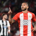 Luis Suárez celebrando el primer gol que abría el camino de la victoria frente a un Racing de Ferrol que baja de categoría.