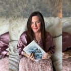 María del Mar González con su novela 'El alma azul de las mariposas'.