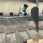 Una mujer aprende a instalar una placa fotovoltaica.