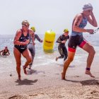 Unas triatletas compiten en las aguas de Roquetas de Mar.