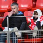 Aficionados del Almería comiendo pipas en el Mediterráneo, donde no habrá prohibiciones. Sí en el Martínez Valero, en Elche.