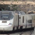 El Alvia haciendo maniobras en la estación de Huércal-Viator al no haber conexión con la capital por las obras.