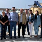 El consejero Fernández-Pacheco se reunió ayer con el sector de arrastre en el Muelle de Almería.