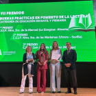 Silvia Martín Parra y Mónica Valdés Vílchez, en representación del CEIP Nuestra Señora de la Merced de Vícar, reciben el galardón en Córdoba.