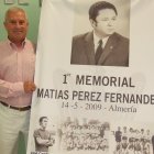 Paquitico posa con el cartel de la primera edición del Memorial Matías Pérez.