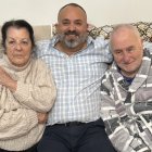 Luis posa con sus padres lleno de felicidad porque son unos grandes luchadores.