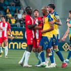 Palencia Caballero en una acción en la que amonestaría con tarjeta amarilla a Pozo y Fali.