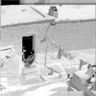 Una muchacha embarazada sentada en el tranco de la puerta en una casa en los cerros de La Chanca.