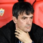 José Rojo Martín, 'Pacheta', en el banquillo del Mediterráneo en un Almería-Real Valladolid en Segunda División.