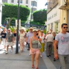 Turistas paseando por el centro de Almería.