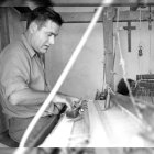 Ramón Soler manejando la rueca en su taller del barrio de la Atalaya en Níjar a comienzos de los años setenta.