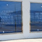 Estos carteles anuncian la apertura del nuevo restaurante en el Paseo Marítimo.