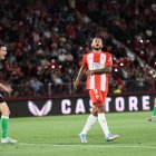 Luis Suárez se desespera en una de las jugadas ante el Racing de Santander.