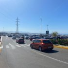 Coches buscan aparcamiento a los alrededores del Hospital Torrecárdenas.